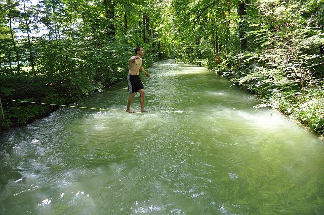 Muenchen 2011 081.jpg - München Snackline  über den Eisbach im englichen Garten
